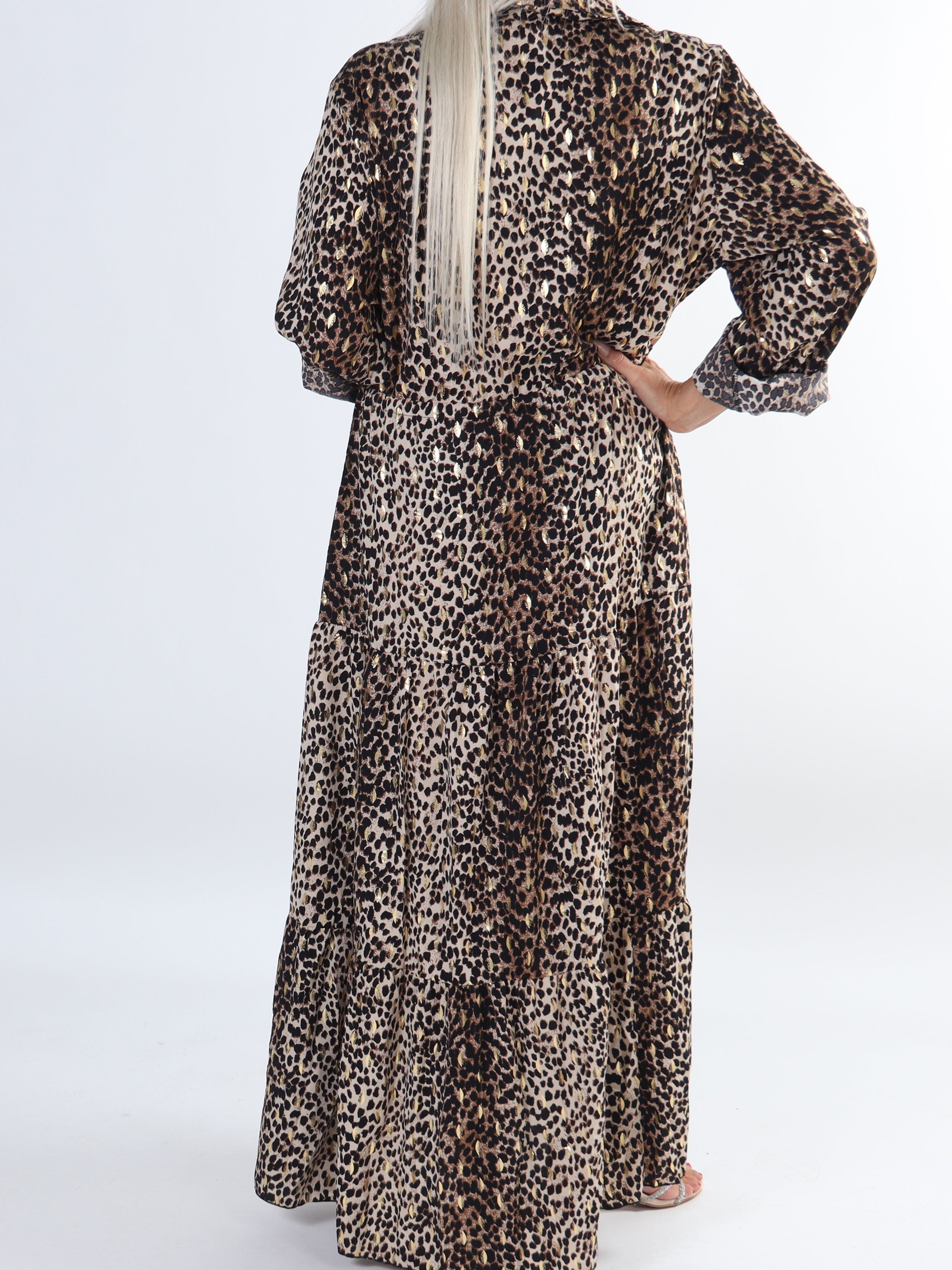 Jamilah - Plus size klänning i lager på lager look med gulddetaljer